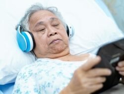 Istirahat Total Bukan Berarti Mati Gaya: 3 Cara Cerdas Atasi Bosan Saat Sakit