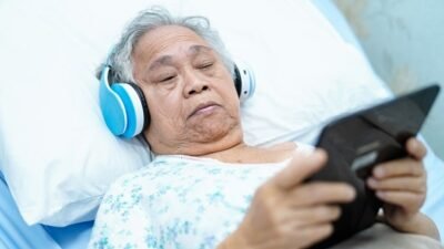 "Badan harus istirahat total tapi bosan melanda? Temukan 3 jenis kegiatan saat sakit di rumah yang ringan, menghibur, dan membantu proses pemulihan Anda."