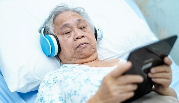 "Badan harus istirahat total tapi bosan melanda? Temukan 3 jenis kegiatan saat sakit di rumah yang ringan, menghibur, dan membantu proses pemulihan Anda."