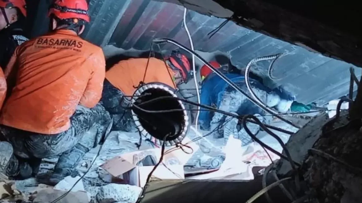 Petugas gabungan dari Basarnas, TNI, dan relawan berupaya mengevakuasi korban yang tertimbun reruntuhan musala di Pondok Pesantren Al Khoziny, Sidoarjo, Jawa Timur.