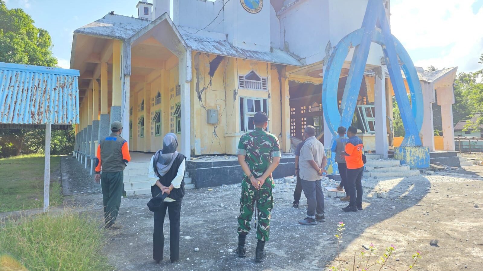 Tim Reaksi Cepat BNPB bersama BPBD Kabupaten Sarmi melakukan kaji cepat terkait kerusakan bangunan ibadah pascagempabumi M 6.6 di Kabupaten Sarmi, Papua, Minggu (19/10/2025).