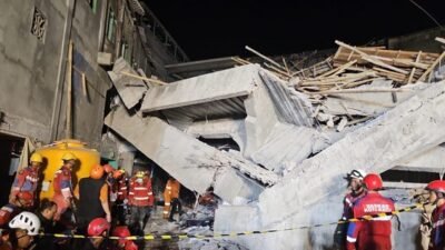 Tim gabungan SAR berupaya menembus reruntuhan bangunan Pondok Pesantren Al Khoziny di Sidoarjo untuk melakukan evakuasi korban.