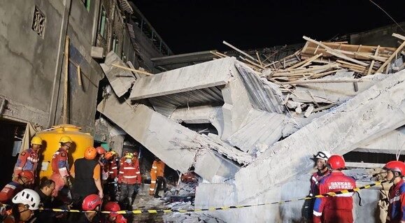 Tim gabungan SAR berupaya menembus reruntuhan bangunan Pondok Pesantren Al Khoziny di Sidoarjo untuk melakukan evakuasi korban.