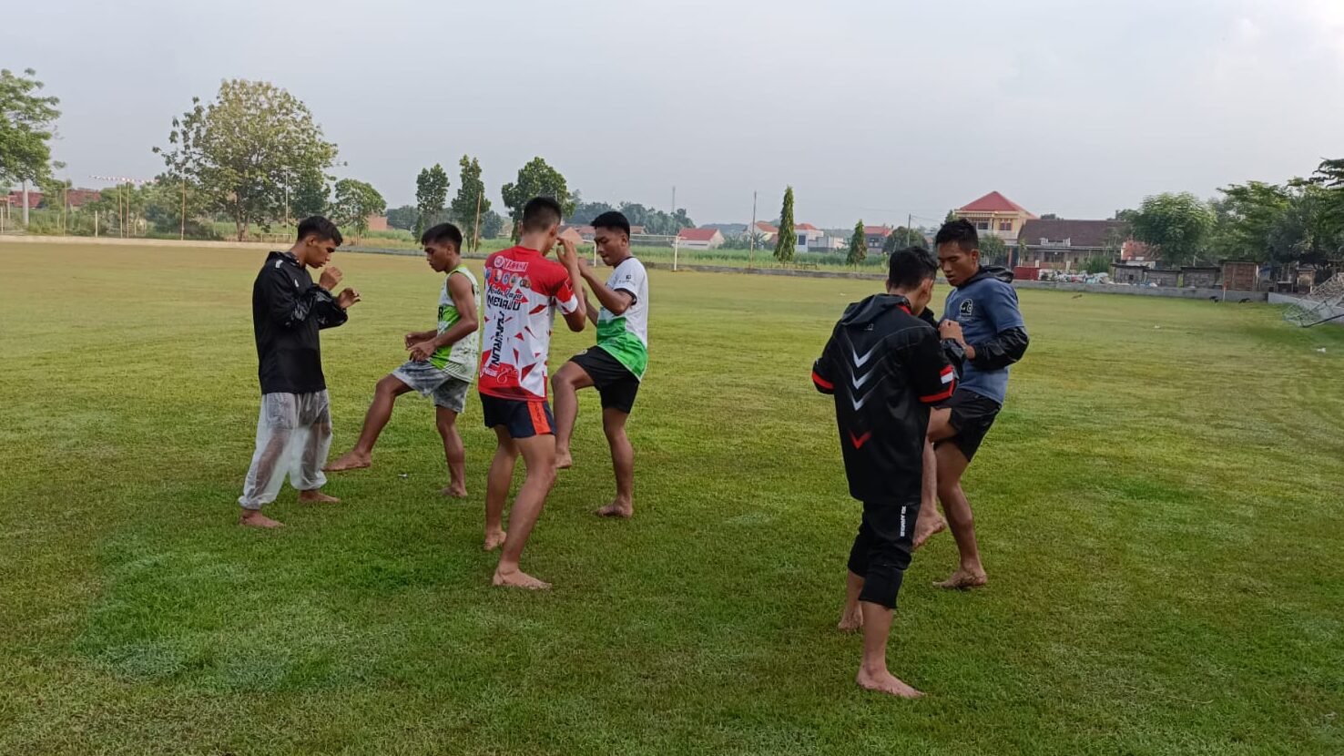 Tim Wushu Kalimantan Barat saat menjalani latihan ringan di Kudus menjelang pertandingan sesi ketiga PON Bela Diri 2025.