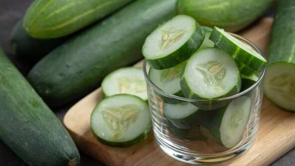 "Benarkah timun bisa menurunkan tensi darah tinggi? Simak penjelasan ilmiah mengenai peran kalium, air, dan nutrisi lain dalam timun yang baik untuk penderita hipertensi."