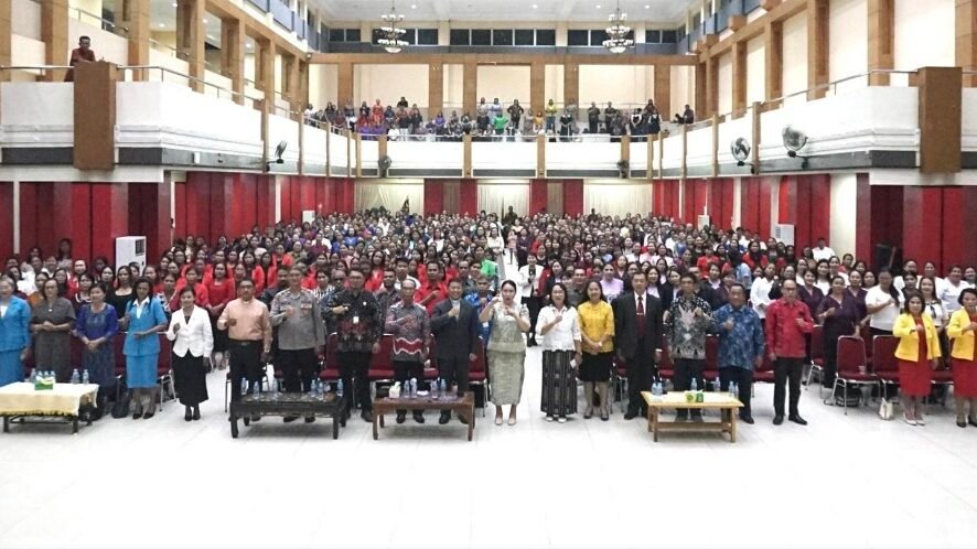 Wakil Bupati Sanggau, Susana Herpena, membuka Perwapin ke-9 dan mengajak kaum wanita Kristen untuk menjadi agen perubahan yang tangguh secara mental dan spiritual.