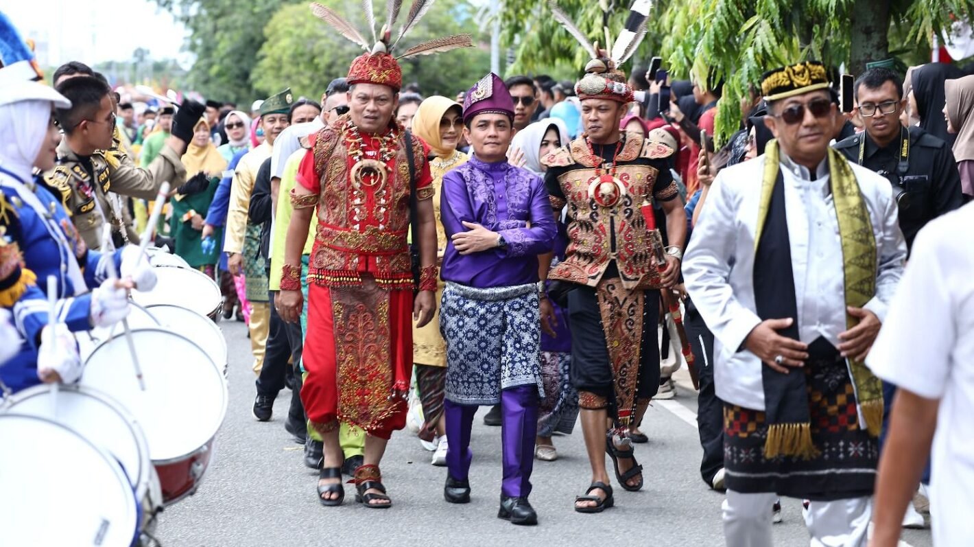 Wakil Wali Kota Pontianak Bahasan berbaur bersama peserta Karnaval Khatulistiwa dengan berjalan kaki di kawasan Car Free Day.