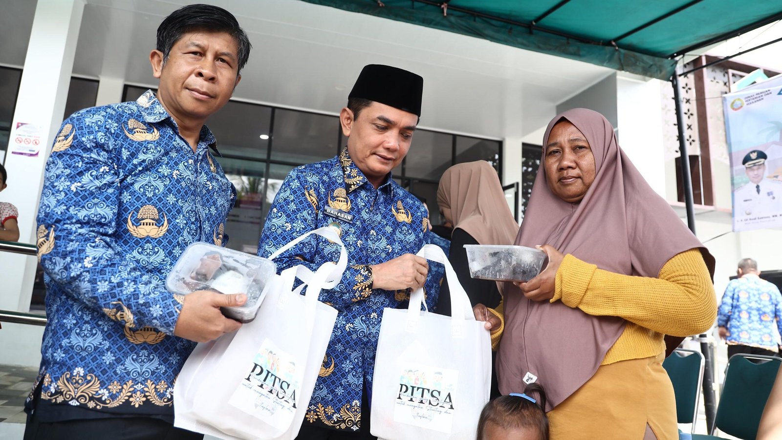 Wakil Wali Kota Pontianak Bahasan menyerahkan paket ikan segar secara simbolis bagi balita rentan stunting di Pontianak Utara.