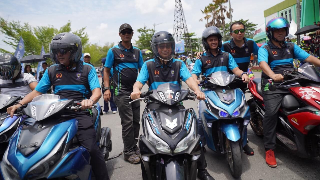 Wali Kota Pontianak Edi Rusdi Kamtono turut menjajal sirkuit Stadion SSA menandai dimulainya Kejurprov Balap Motor Kalbar Seri IV.
