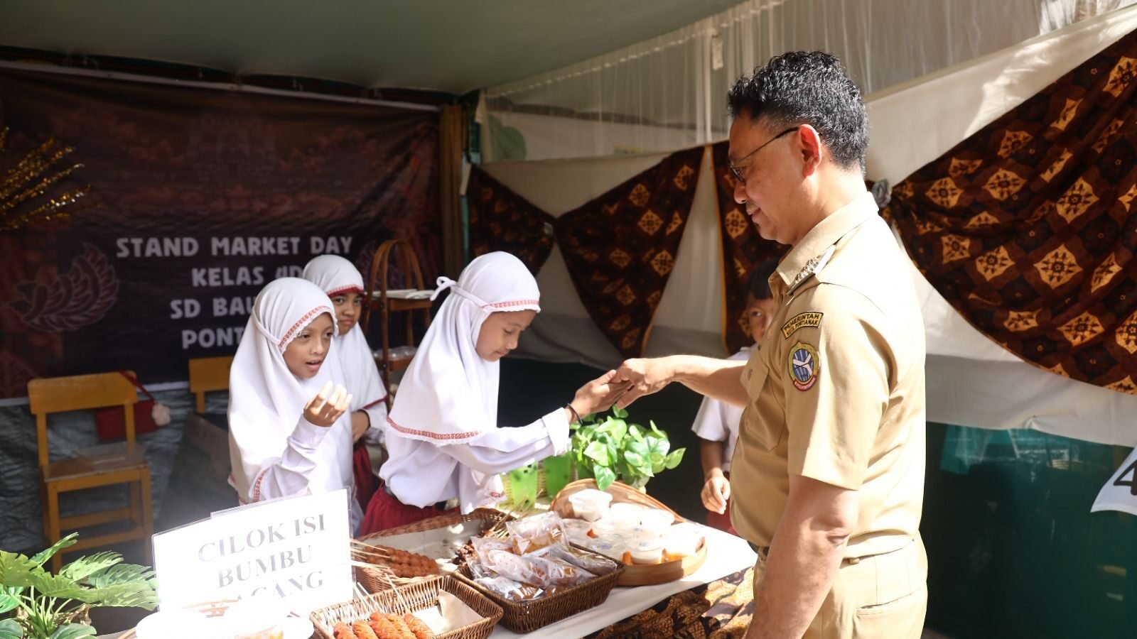 Wali Kota Pontianak Edi Rusdi Kamtono melihat hasil kreativitas dan produk-produk yang dijual oleh siswa-siswi SD Bawamai.
