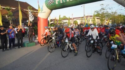 Wali Kota Pontianak Edi Rusdi Kamtono mengibaskan bendera start menandai dimulainya Happy Cycling dalam rangka Hari Jadi ke-254 Pontianak.