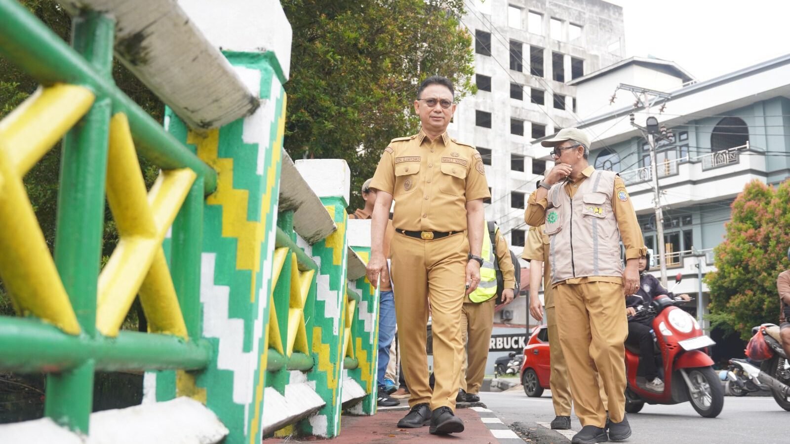 Wali Kota Pontianak Edi Rusdi Kamtono saat meninjau lokasi penataan trotoar.