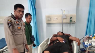 Korban dievakuasi ke RS Citra Husada Melawi usai tabrakan dua kendaraan bermotor. (Dok. Ist)