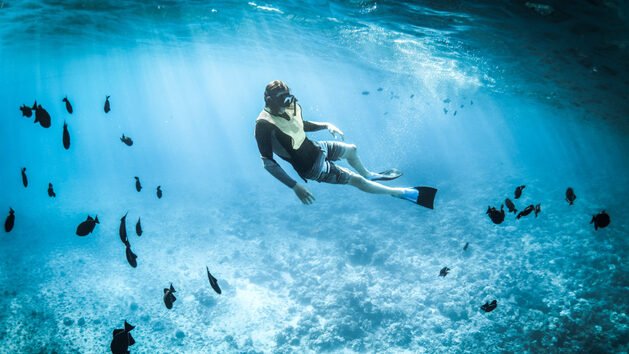 "Bosan cuma duduk di pantai? Cobalah 5 aktivitas seru ini! Mulai dari snorkeling, diving, hingga voli pantai untuk pengalaman liburan yang tak terlupakan."