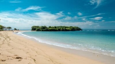 "Jangan sampai liburan rusak karena salah kostum atau kulit terbakar! Simak 5 hal penting yang wajib kamu persiapkan saat mau liburan ke pantai agar tetap aman dan nyaman."