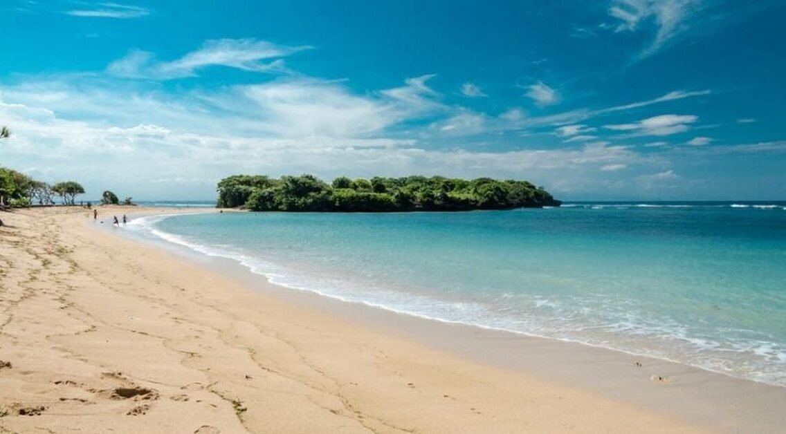 "Jangan sampai liburan rusak karena salah kostum atau kulit terbakar! Simak 5 hal penting yang wajib kamu persiapkan saat mau liburan ke pantai agar tetap aman dan nyaman."