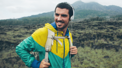 "Mau mendaki gunung? Jangan lupa siapkan musik terbaik. Ini 5 rekomendasi lagu Indonesia legendaris yang bikin perjalananmu makin syahdu dan bersemangat."