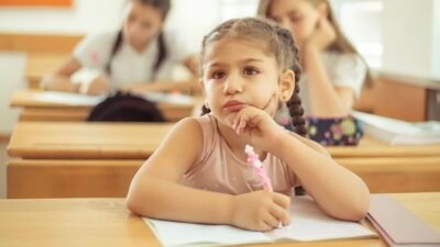 "Ingin anak berprestasi? Ternyata bukan cuma soal IQ. Simak 6 kebiasaan sederhana yang dimiliki anak yang sering dapat nilai tinggi di sekolah berikut ini."