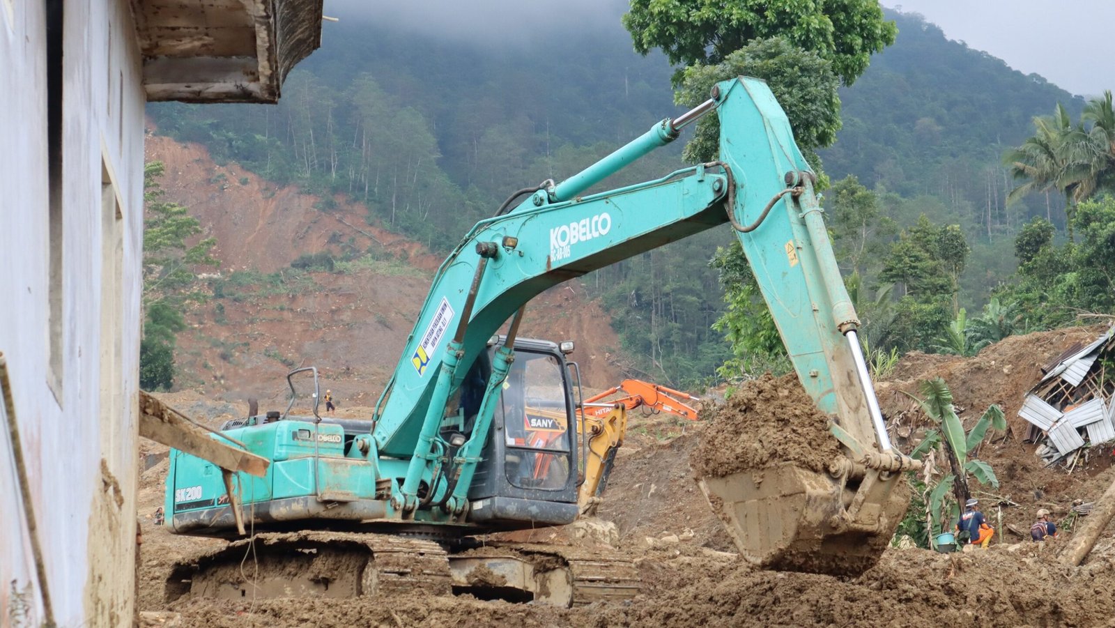 Deretan alat berat excavator dikerahkan secara maksimal di Sektor C atau area lidah longsoran Desa Pandanarum untuk mencari 16 korban hilang di hari terakhir operasi SAR, Selasa (25/11/2025).