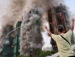 Korban Tewas Kebakaran Apartemen Hong Kong Capai 44, Ratusan Orang Masih Dicari