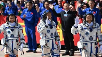"Tiga astronaut China misi Shenzhou-20 terdampar di Stasiun Tiangong setelah kapsul pemulangan mereka diduga menabrak puing antariksa. CMSA sedang menilai kerusakan."