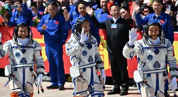 "Tiga astronaut China misi Shenzhou-20 terdampar di Stasiun Tiangong setelah kapsul pemulangan mereka diduga menabrak puing antariksa. CMSA sedang menilai kerusakan."