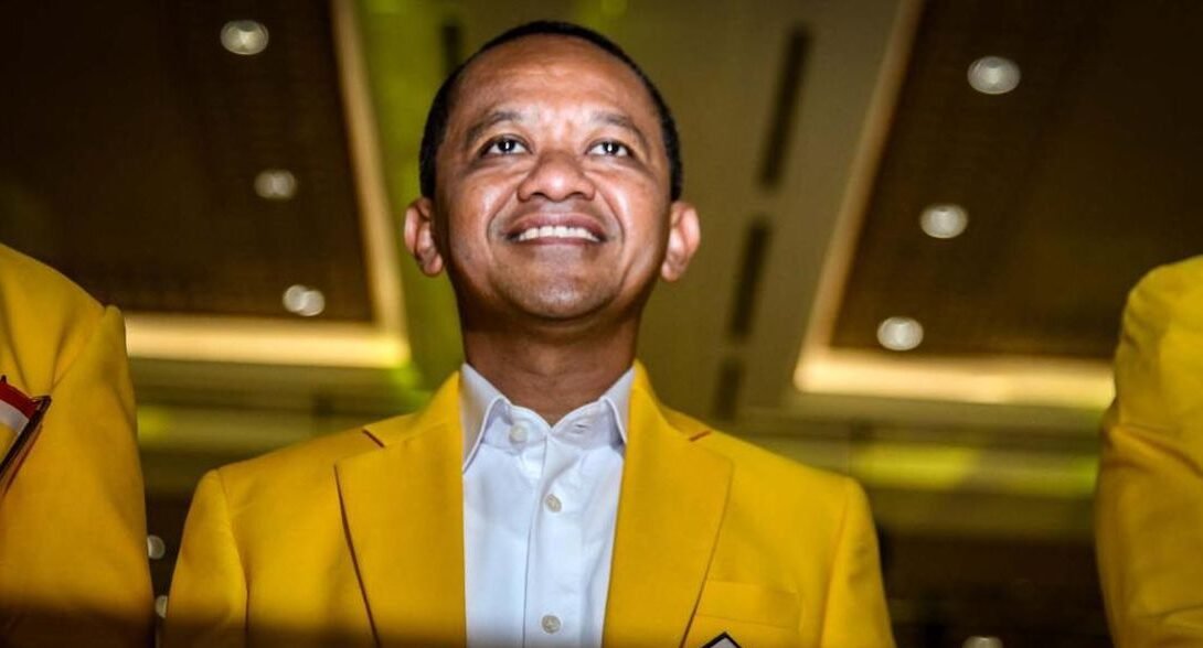 "Ketum Golkar Bahlil Lahadalia meresmikan lapangan padel baru untuk umum, namun berkelakar diskon hanya untuk yang mau masuk partai."