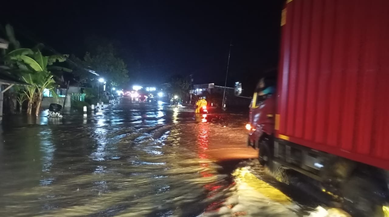 Banjir yang melanda Kecamatan Karanganyar, Pejagoan dan Adimulyo di Kabupaten Kebumen, Provinsi Jawa Tengah, Minggu (9/11). Sumber Foto: BPBD Kabupaten Kebumen