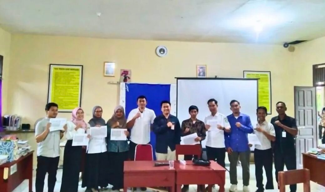 " Bank Kalbar Cabang Pembantu Padang Tikar melakukan sosialisasi pemasaran kredit Kapuas PPPK dan ASN di SMAN 2 Batu Ampar, Kubu Raya, Rabu (12/11/2025). (Dok. Bank Kalbar Kubu Raya)"