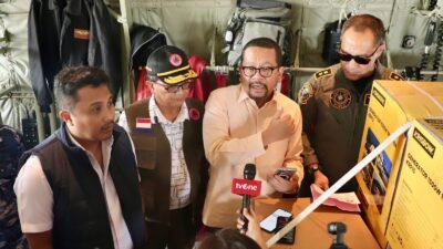 Bantuan Presiden RI tiba di Sumatera Barat, disaksikan langsung oleh Kepala Kantor Staff Presiden Muhammad Qodari (kemeja putih) Sekertaris Utama BNPB Rustian (rompi cokelat), dan Wakil Gubernur Sumatera Barat Vasco Ruseimy (rompi biru) dan Pabandyaops Sops Kaskoopsau Letkol PNB Galuh Yudi (kacamata hitam) di Minangkabau Internasional Airport, Jumat (28/11).