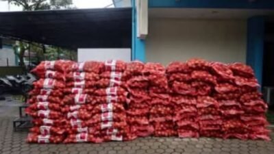 Barang bukti bawang bombai ilegal sitaan di Pelabuhan Dwikora, Pontianak, Rabu (12/11/2025).