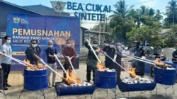 Bea Cukai Sintete musnahkan kosmetik, pestisida, dan lem bulu mata ilegal. Petugas ingatkan bahaya produk tanpa izin bagi kesehatan dan keselamatan konsumen.