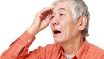 "Sering lupa nama atau taruh barang? Kenali perbedaan antara pikun wajar karena penuaan dan gejala awal demensia yang harus diwaspadai."