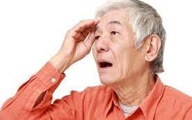 "Sering lupa nama atau taruh barang? Kenali perbedaan antara pikun wajar karena penuaan dan gejala awal demensia yang harus diwaspadai."