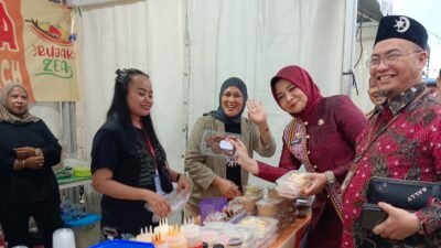 "Borneo Fair 2025 resmi dibuka, Selasa (11/11/2025). Diikuti 400 UMKM, acara ini ditargetkan raih transaksi Rp50 Miliar dan gairahkan ekonomi Kalbar."