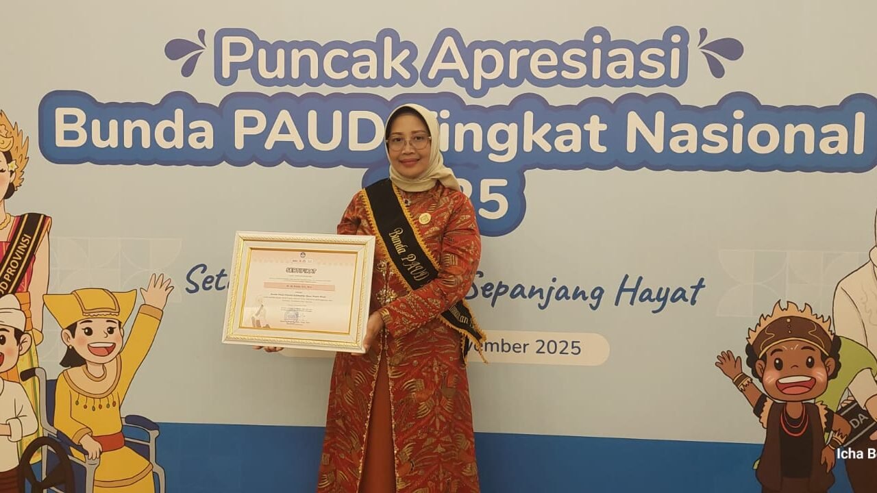 Bunda PAUD Provinsi Kalimantan Barat, Erlina saat menerima penghargaan "Bunda PAUD Peduli PAUD Tahun 2025" pada malam Apresiasi Bunda PAUD Tingkat Nasional 2025 di Jakarta, Rabu (12/11/2025).