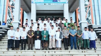 Bupati Ketapang, Alexander Wilyo bersama para peserta Apel Peringatan Hari Santri Nasional 2025 di Halaman Kantor Bupati Ketapang, Selasa (22/10/2025).