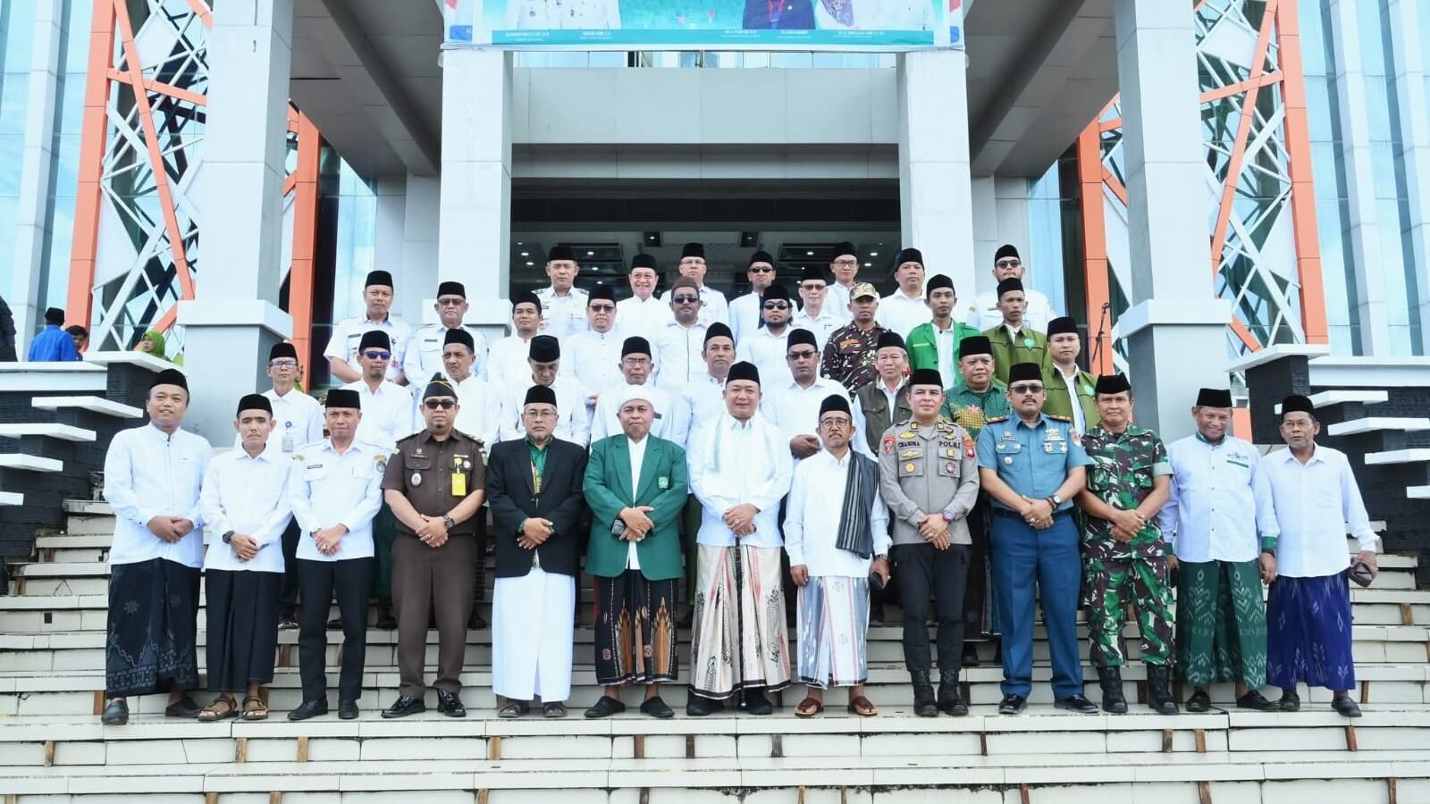 Bupati Ketapang, Alexander Wilyo bersama para peserta Apel Peringatan Hari Santri Nasional 2025 di Halaman Kantor Bupati Ketapang, Selasa (22/10/2025).