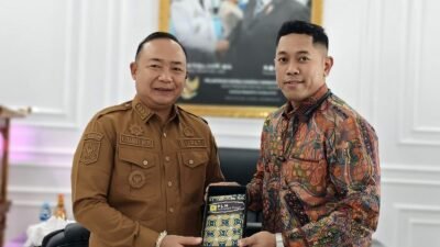 Bupati Ketapang, Alexander Wilyo, (kiri) saat menerima audiensi PLN UP3 Ketapang di ruang kerjanya, Selasa (21/10/2025). Foto: HO/Faktakalbar.id