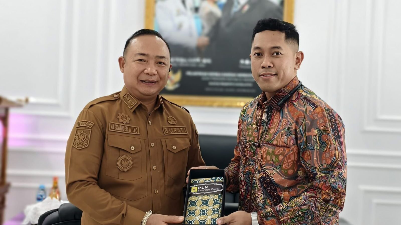 Bupati Ketapang, Alexander Wilyo, (kiri) saat menerima audiensi PLN UP3 Ketapang di ruang kerjanya, Selasa (21/10/2025). Foto: HO/Faktakalbar.id