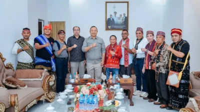 Bupati Ketapang, Alexander Wilyo saat menerima kunjungan silaturahmi Bupati Ngada, Raymundus Bena di Rumah Jabatan Bupati Ketapang, Sabtu (15/11/2025).
