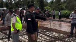 Bupati Ketapang, Alexander Wilyo, saat berdialog dengan pekerja di lokasi perbaikan jalan Pelang–Kepuluk Batu Tajam yang dikerjakan melalui CSR Gotong Royong, Minggu (16/11/2025).