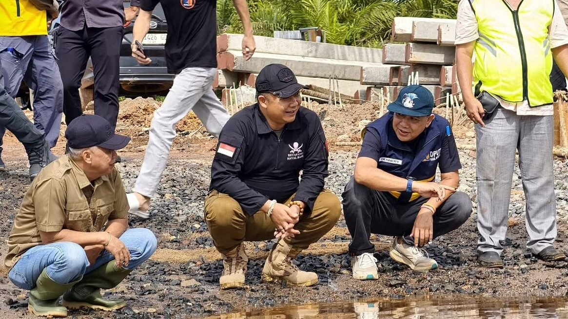 Bupati Ketapang, Alexander Wilyo, saat meninjau langsung progres perbaikan jalan Pelang-Kepuluk di titik checkpoint BGA, Minggu (16/11/2025). Foto: HO/Faktakalbar.id