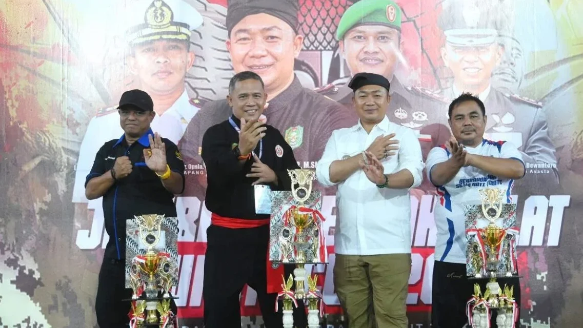 Bupati Ketapang Alexander Wilyo resmi tutup Jambore Pencak Silat Bupati Cup 2025. Perguruan Wekasan berhasil raih Juara Umum Pertama.