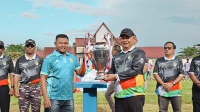 "Bupati Ketapang resmi membuka Turnamen Sepak Bola Bupati Ketapang Cup 2025 di Stadion Panglima Tentemak, Jumat (31/10/2025)."