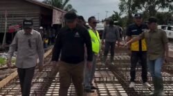 Bupati Ketapang Alexander Wilyo tinjau progres Ruas Jalan Pelang - Kepuluk di titik BGA. (Dok. Ist)