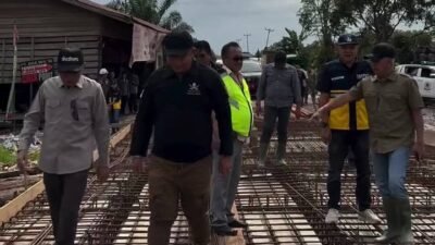 Bupati Ketapang Alexander Wilyo tinjau progres Ruas Jalan Pelang - Kepuluk di titik BGA. (Dok. Ist)