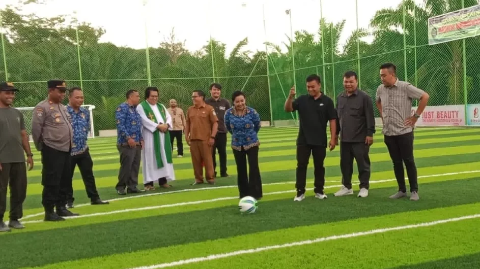 Bupati Landak, Karolin Margret Natasa, melakukan tendangan bola pertama sebagai tanda peresmian Dabios Mini Soccer di Desa Ambarang, Kecamatan Ngabang, Senin (17/11/2025).