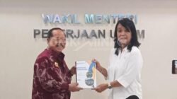 Bupati Sanggau, Yohanes Ontot (kiri), menyerahkan dokumen usulan pembangunan infrastruktur kepada Wakil Menteri PUPR (kanan) dalam pertemuan di Jakarta, Selasa (18/11/2025).