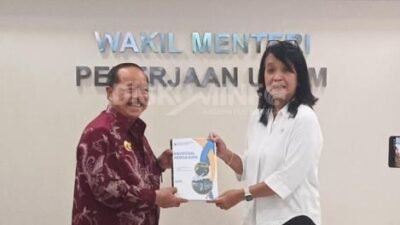 Bupati Sanggau, Yohanes Ontot (kiri), menyerahkan dokumen usulan pembangunan infrastruktur kepada Wakil Menteri PUPR (kanan) dalam pertemuan di Jakarta, Selasa (18/11/2025).